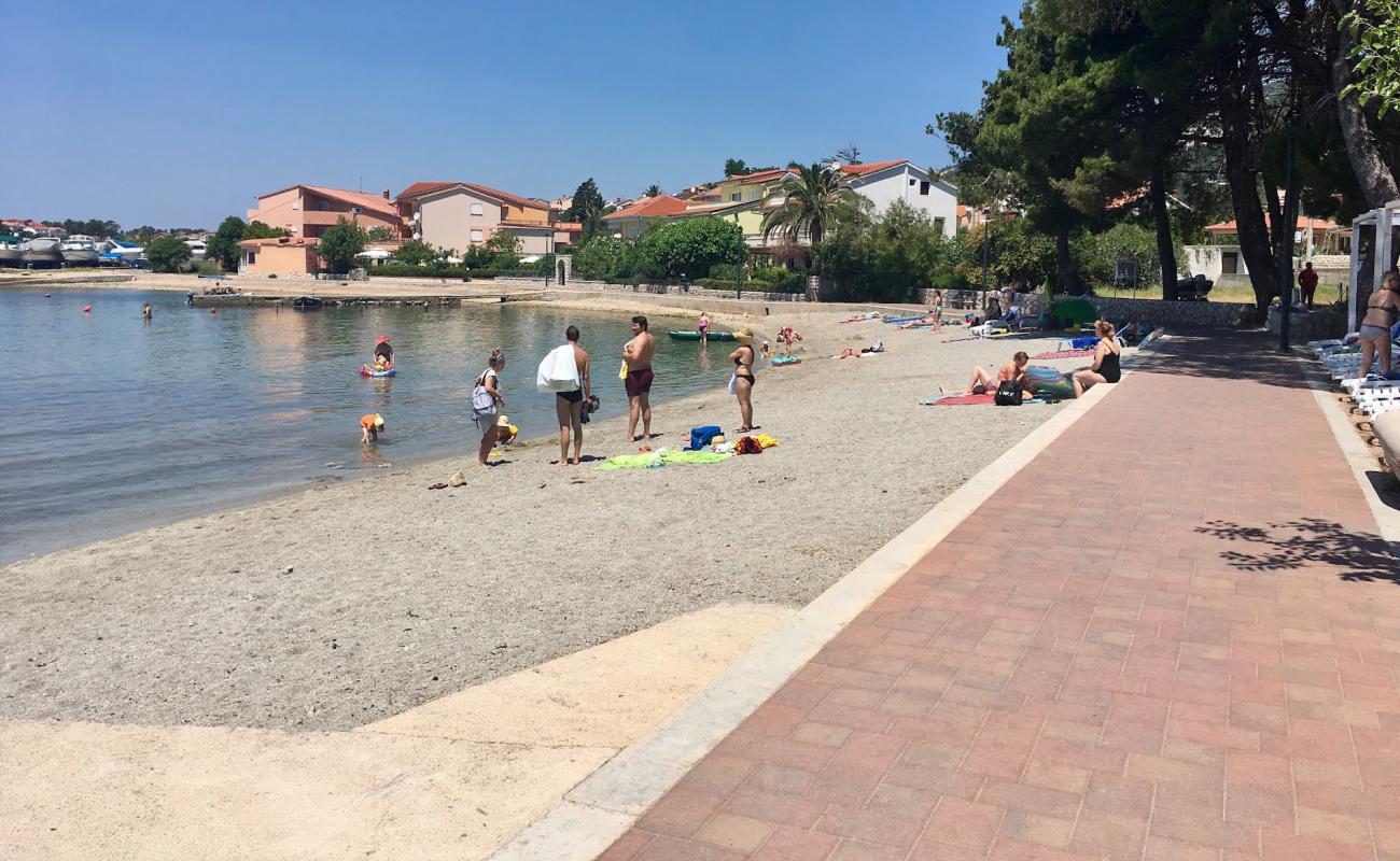 Foto de Beach Banjol con guijarro fino claro superficie