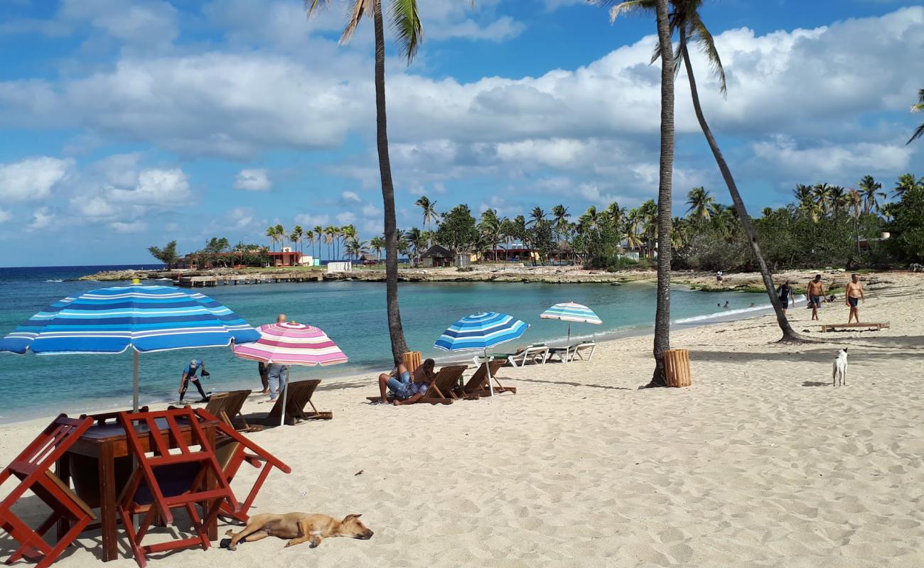 Foto de Playa Bacuranao con brillante arena fina superficie