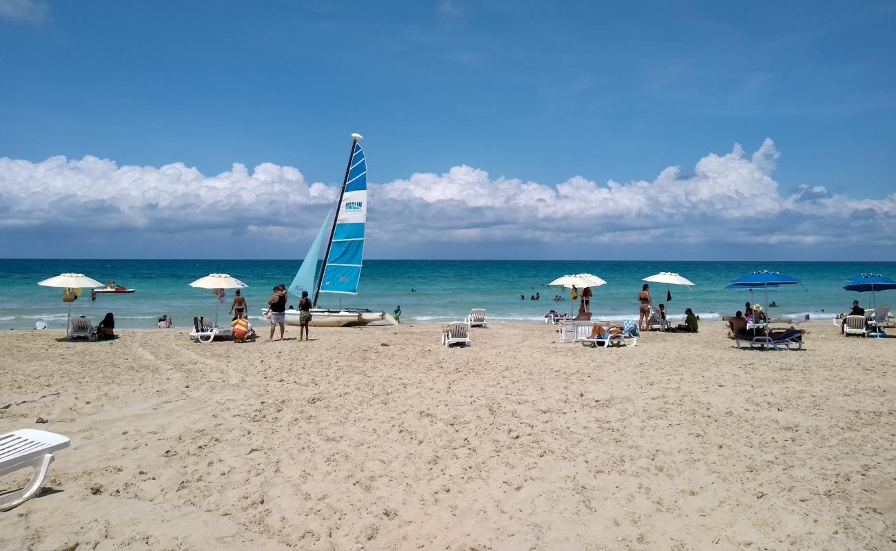 Foto de Guanabo beach con brillante arena fina superficie