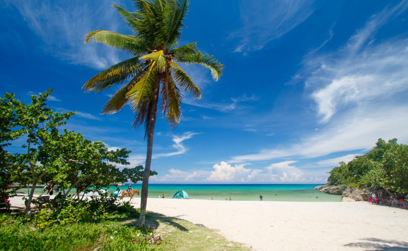 Foto de Playa Jibacoa con brillante arena fina superficie