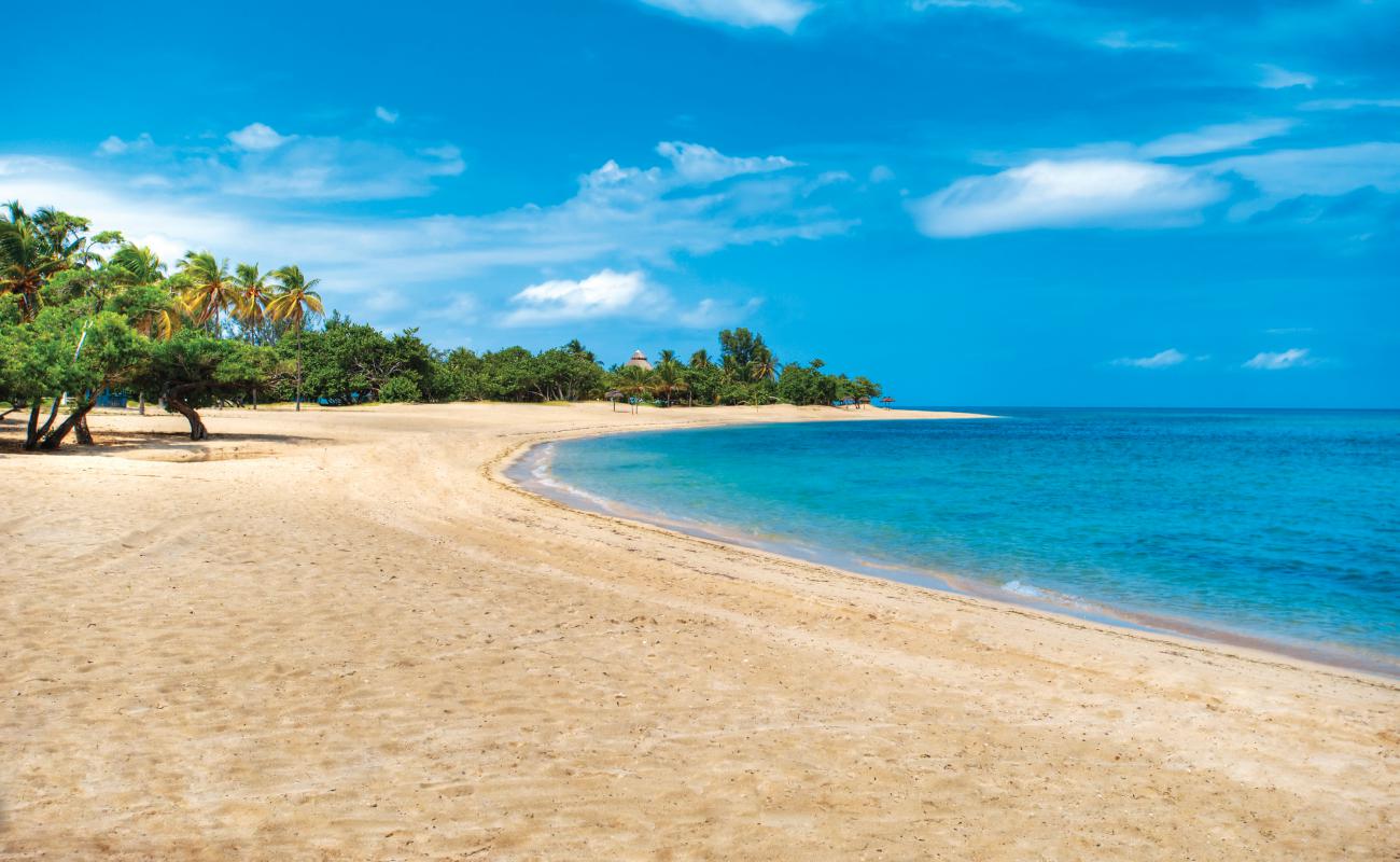 Foto de Playa de las Villas Camaleón con arena brillante superficie