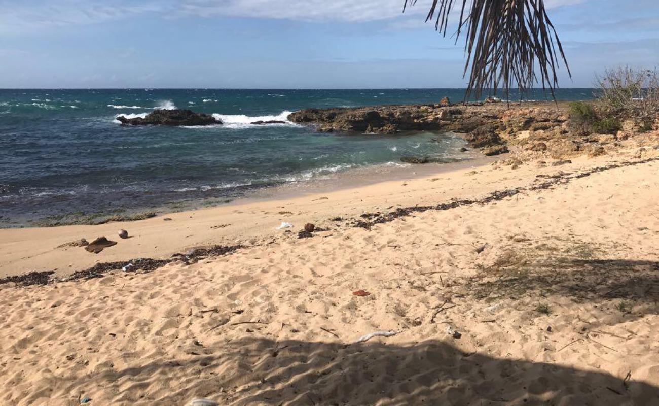 Foto de Camarioca beach con arena brillante y rocas superficie