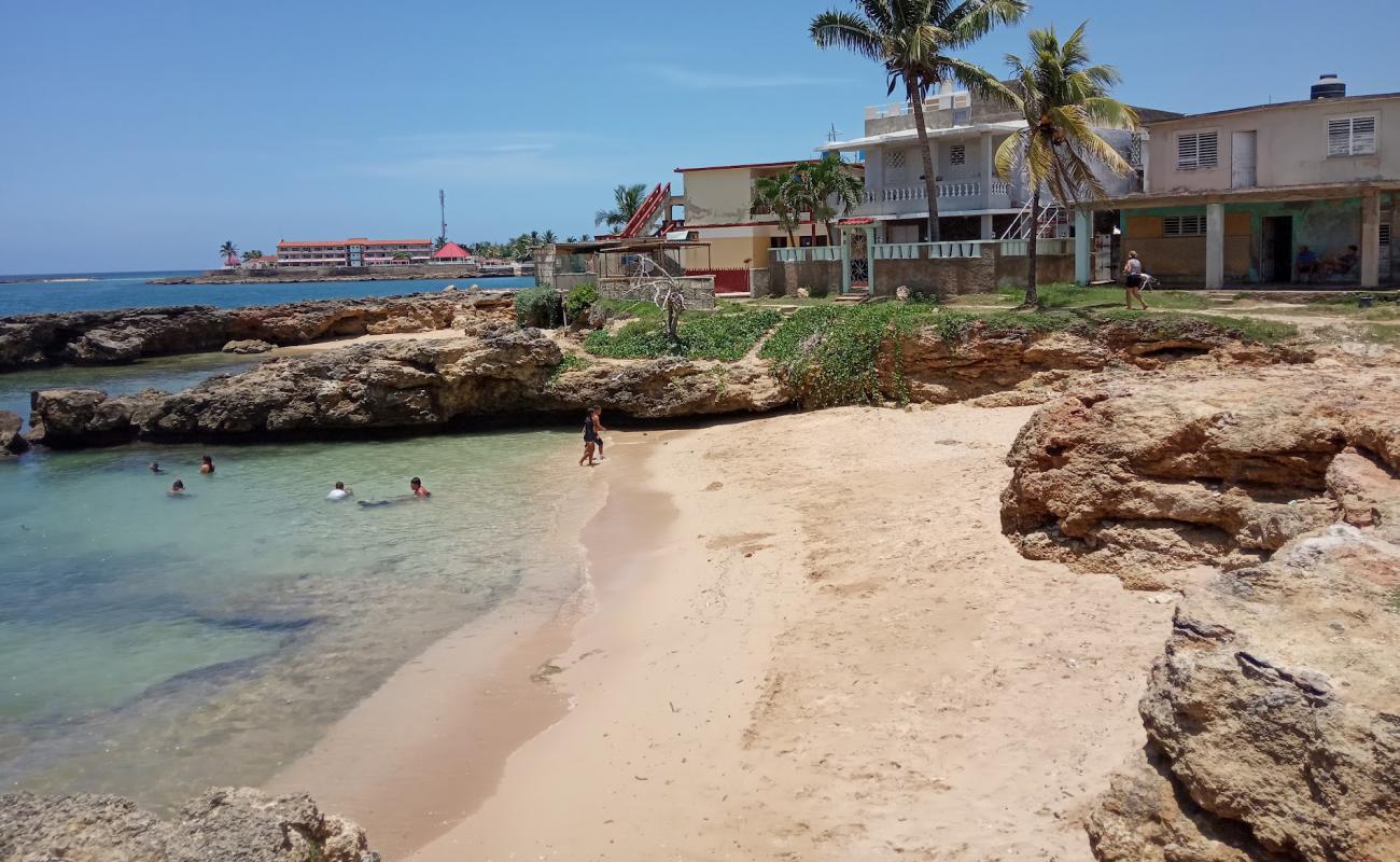 Foto de Buren beach con arena brillante y rocas superficie