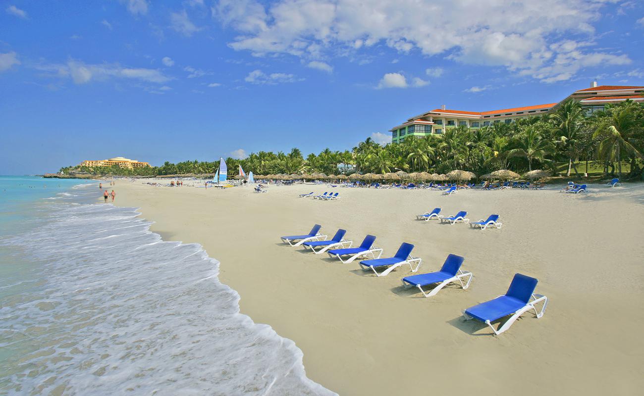 Foto de Playa Varadero con brillante arena fina superficie