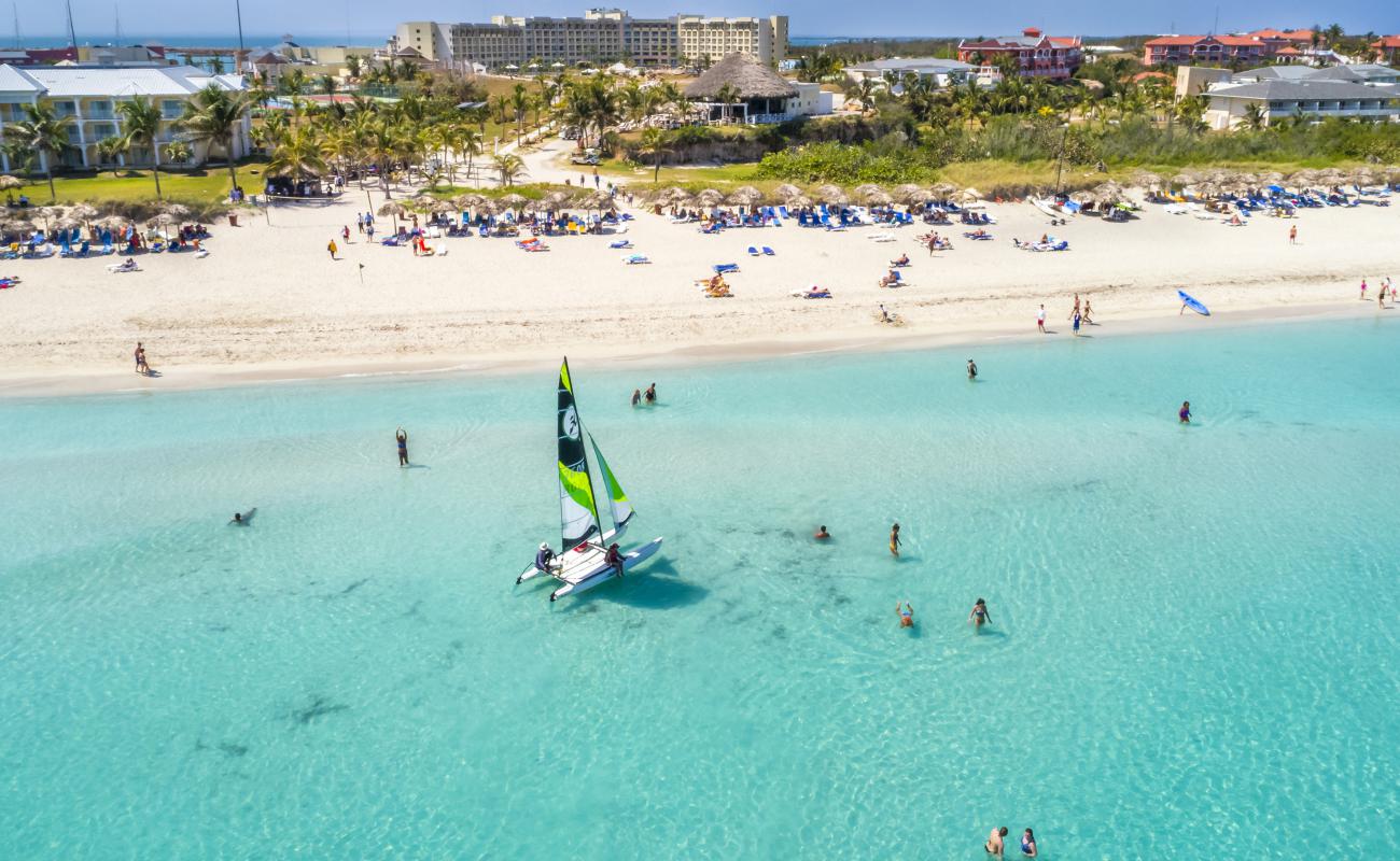 Foto de Playa Mangoncito con brillante arena fina superficie