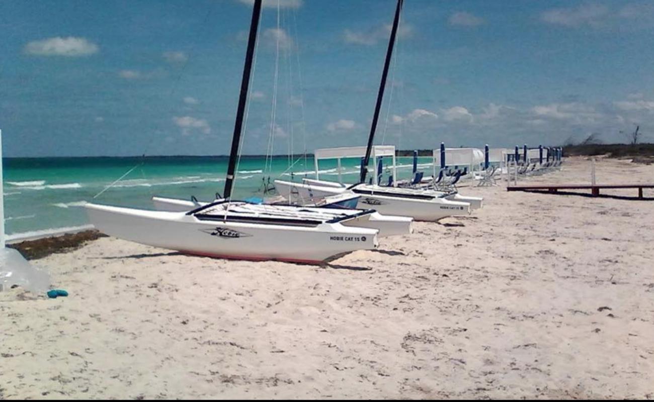 Foto de Cayo Esquivel con brillante arena fina superficie