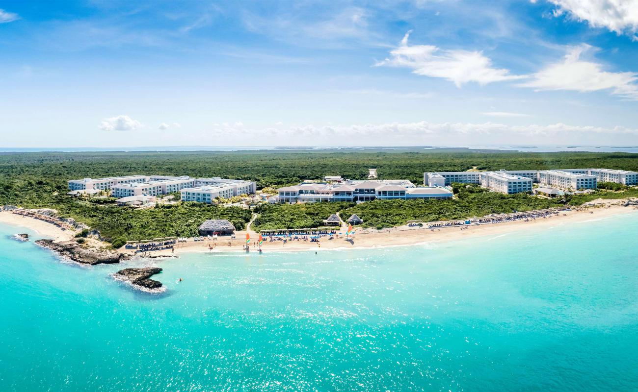 Foto de Playa Cayo Santa María IV con brillante arena fina superficie