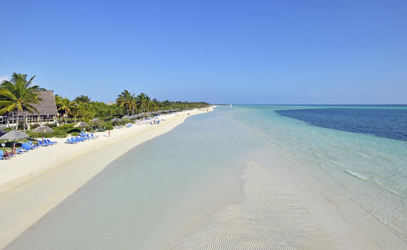 Foto de Cayo Guillermo con brillante arena fina superficie