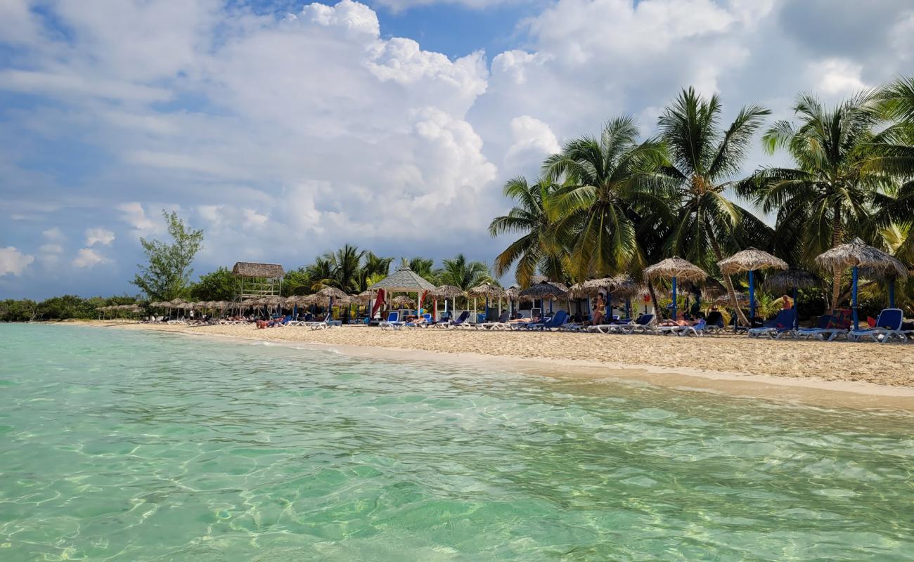 Foto de Playa Coco con brillante arena fina superficie