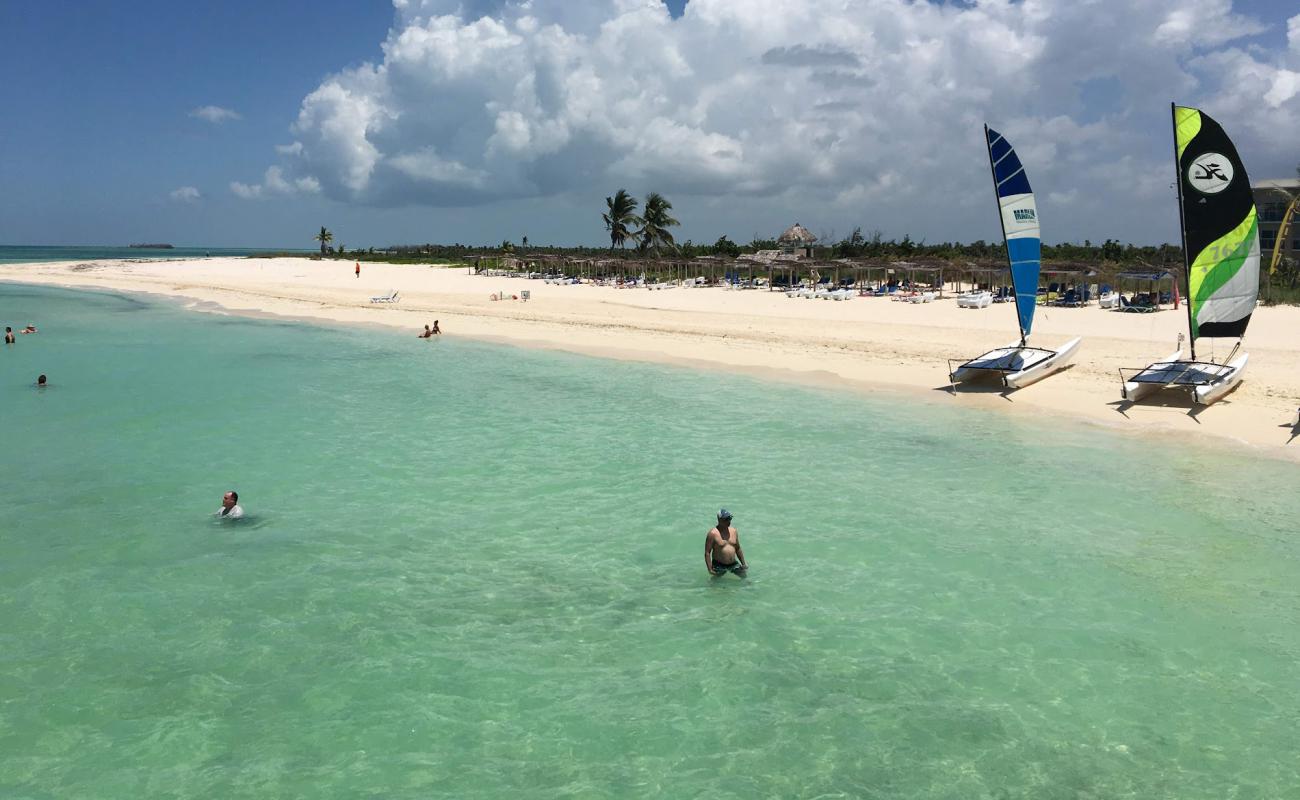 Foto de Cayo Coco II con brillante arena fina superficie