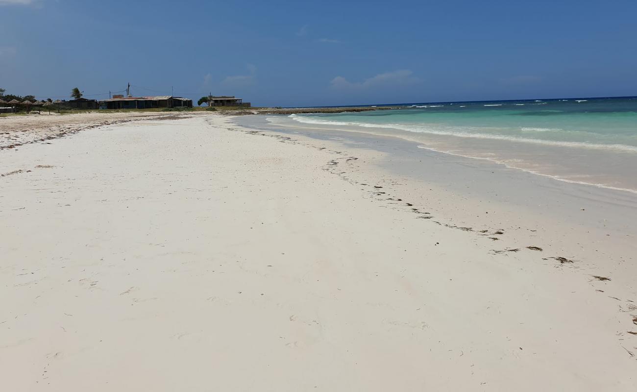 Foto de Playa Gibara con arena fina blanca superficie