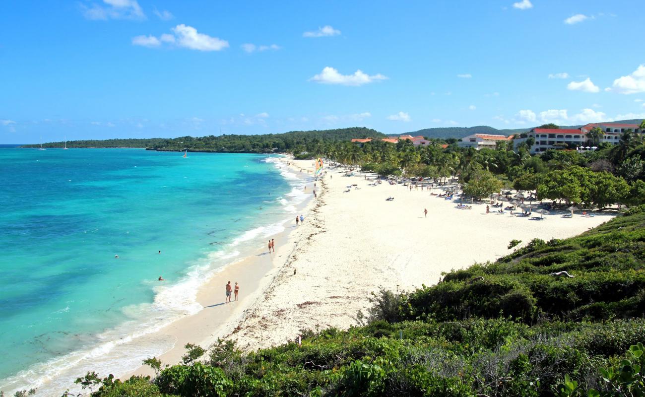 Foto de Playa Esmeralda con arena fina blanca superficie