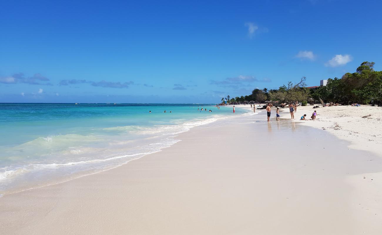 Foto de Playa Guardalavaca con arena fina blanca superficie