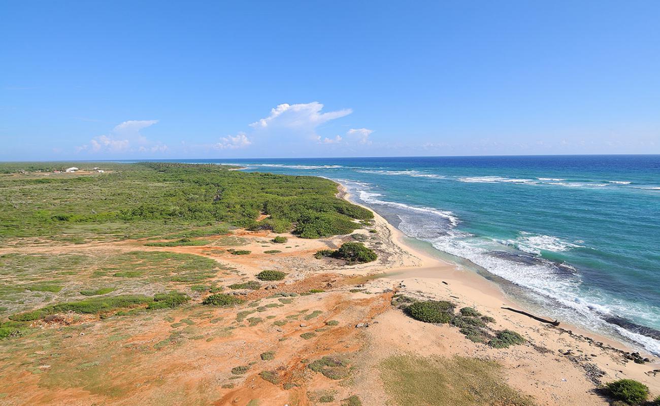 Foto de Playa Punta de Maisí con arena brillante superficie