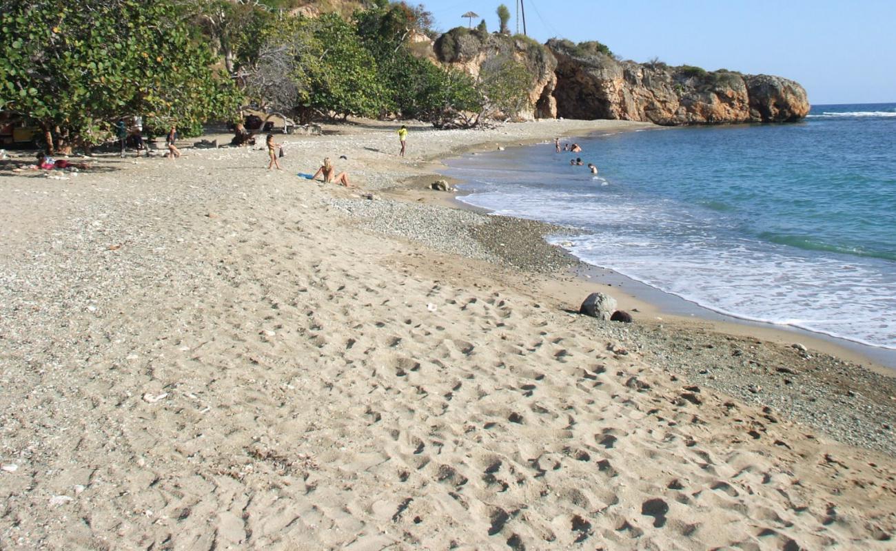 Foto de Playa de Berraco con arena gris y guijarros superficie