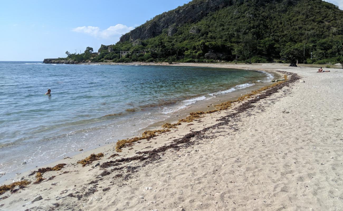 Foto de Playa Juraguá con brillante arena fina superficie