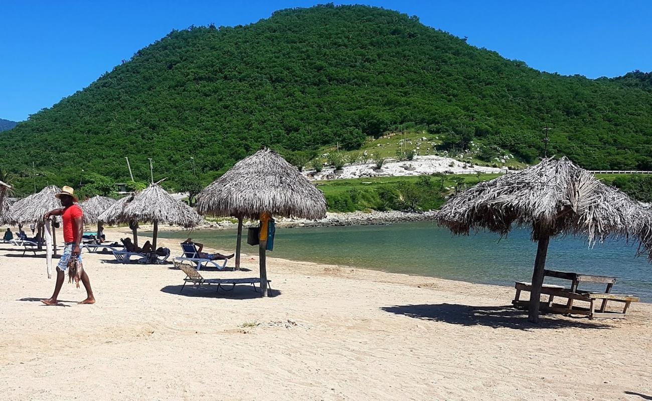 Foto de Playa Bueycabón con arena fina y guijarros superficie