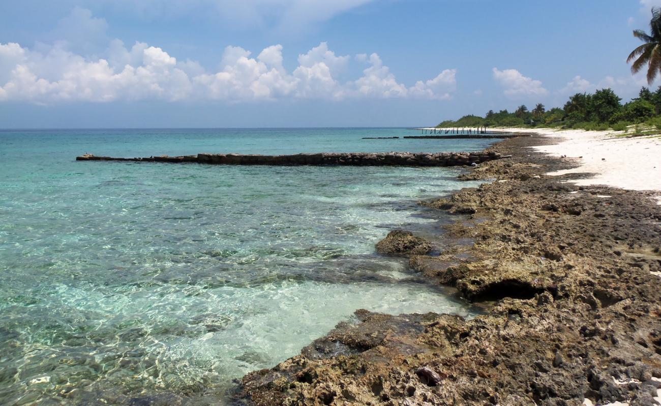 Foto de Playa María La Gorda con arena brillante y rocas superficie