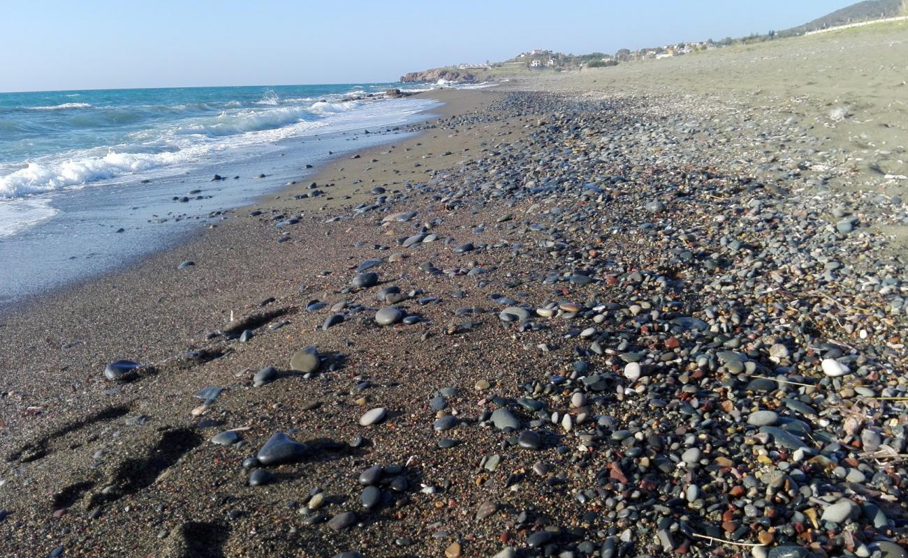 Foto de Sotiroulla beach con arena/guijarros negro superficie