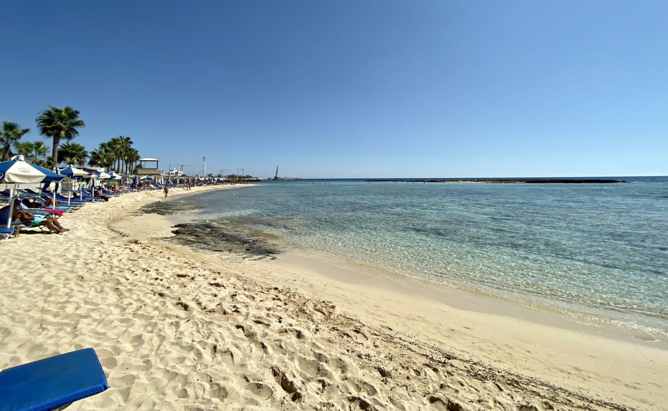 Foto de Playa de Ayia Thekla con brillante arena fina superficie