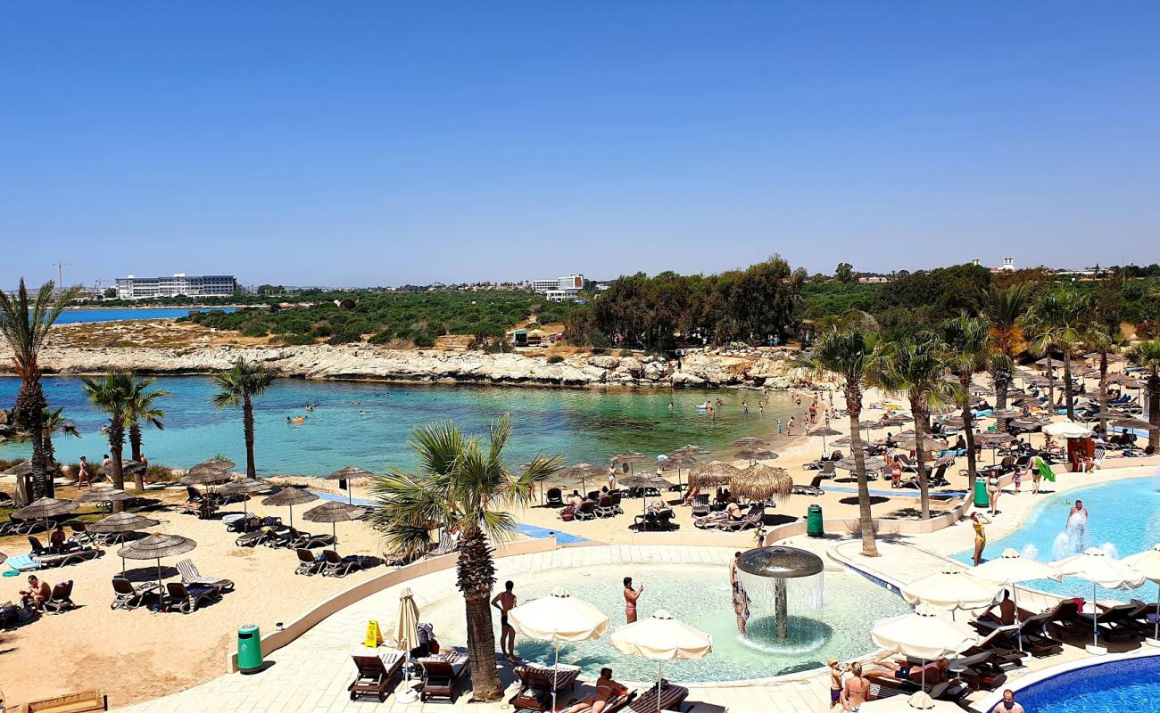 Foto de Playa de Latchi Adams con brillante arena fina superficie