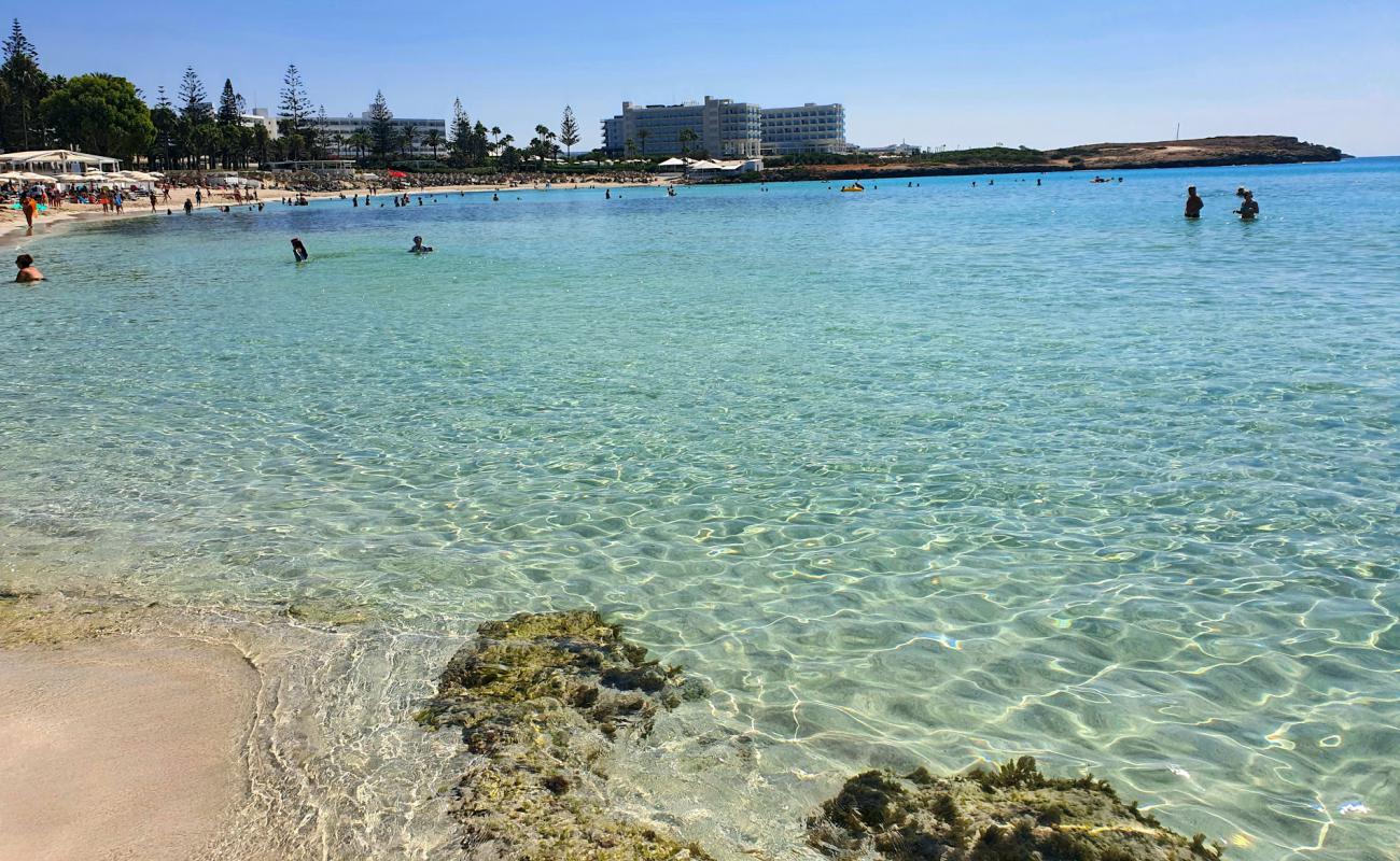 Foto de Playa Nissi con brillante arena fina superficie