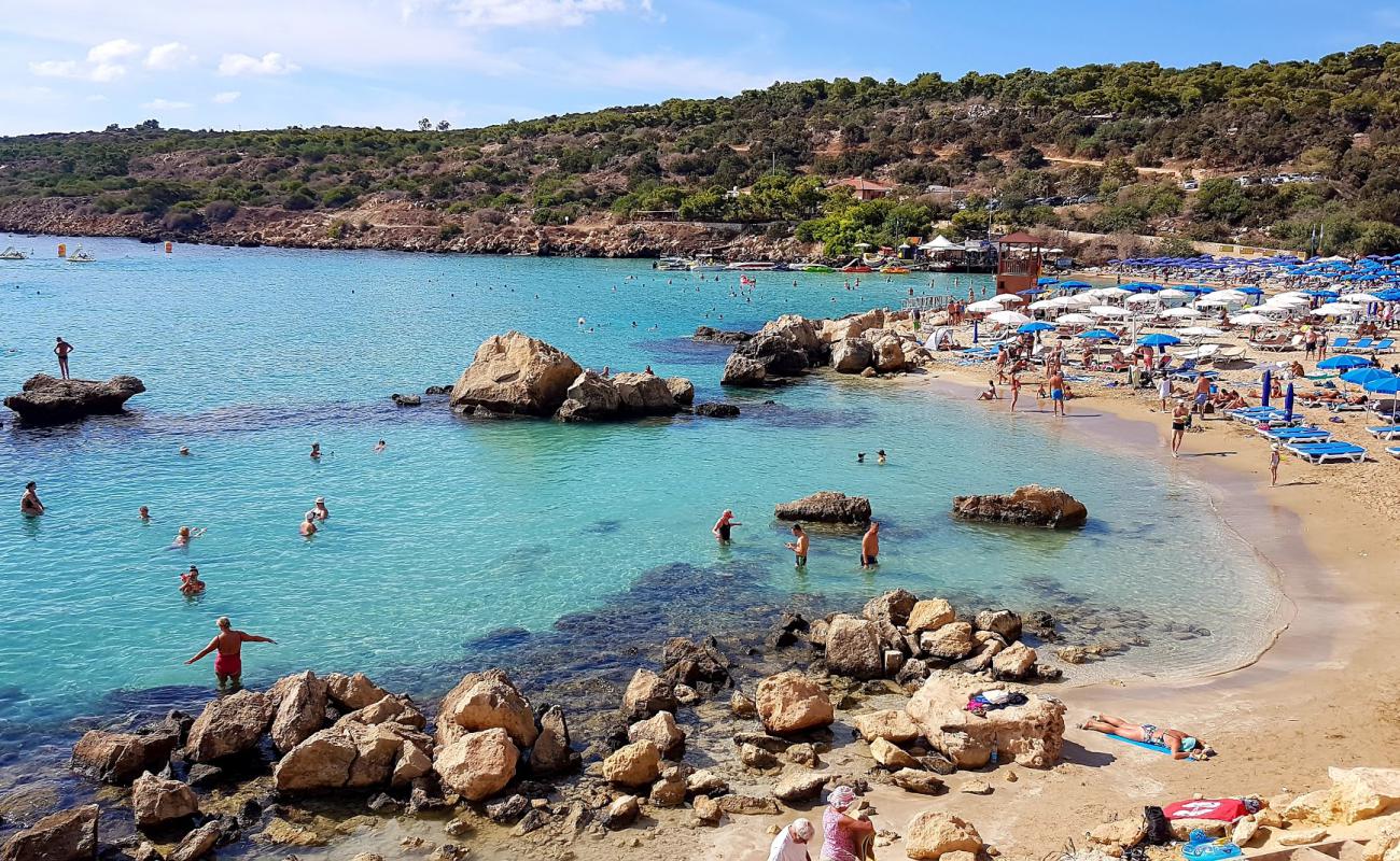 Foto de Playa Konnos con brillante arena fina superficie