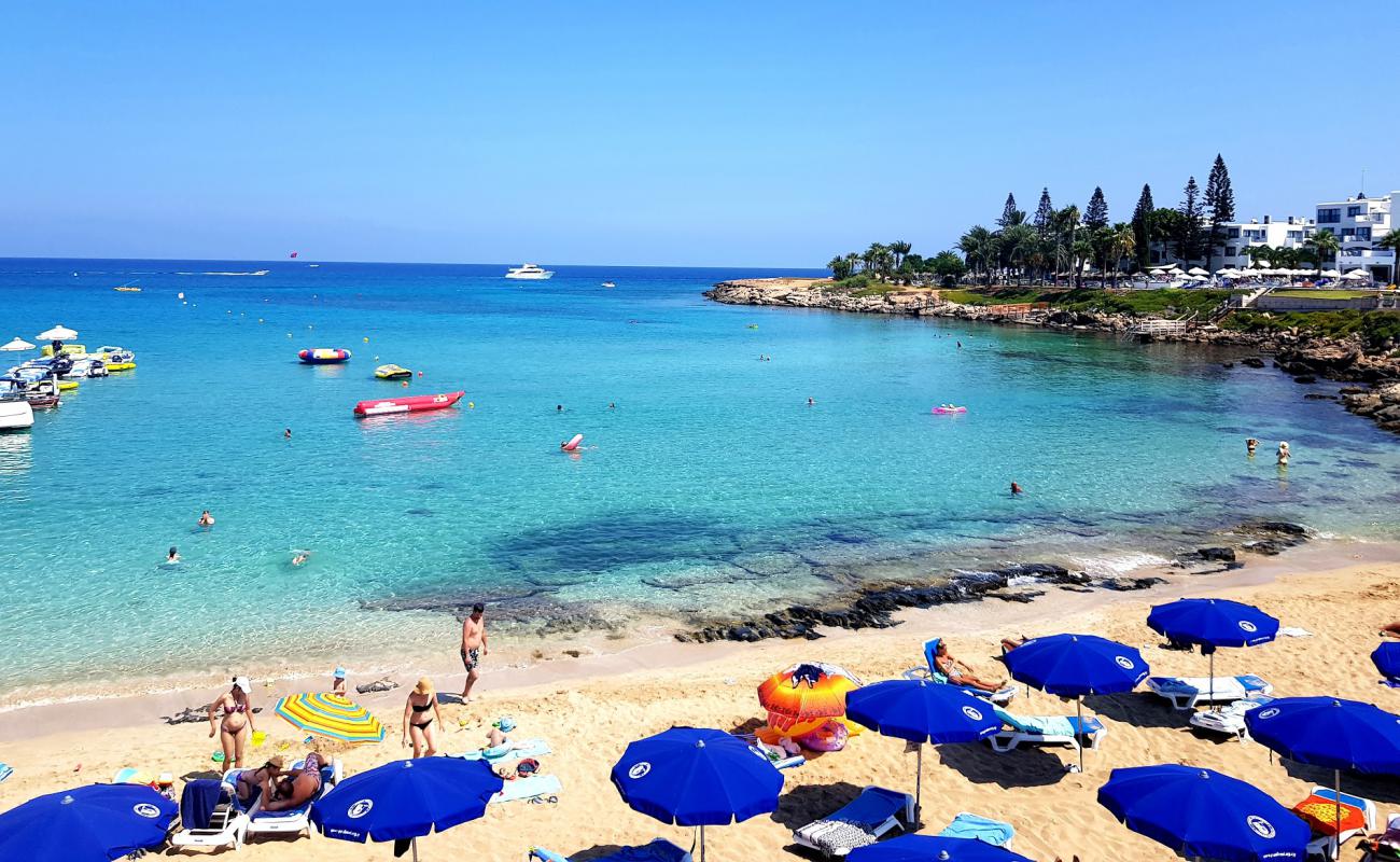 Foto de Playa Nisia Loumbardi con arena brillante superficie