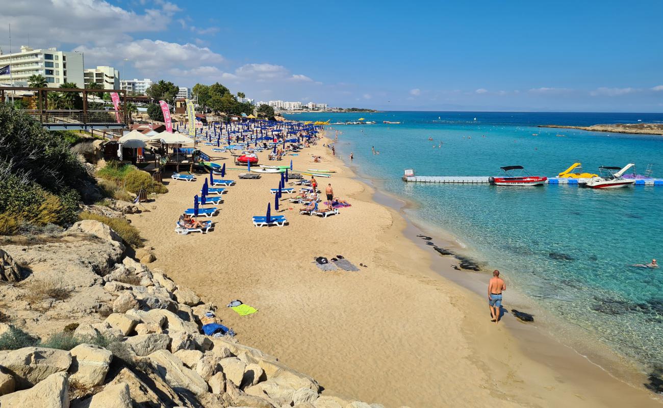 Foto de Fig Tree Bay con brillante arena fina superficie