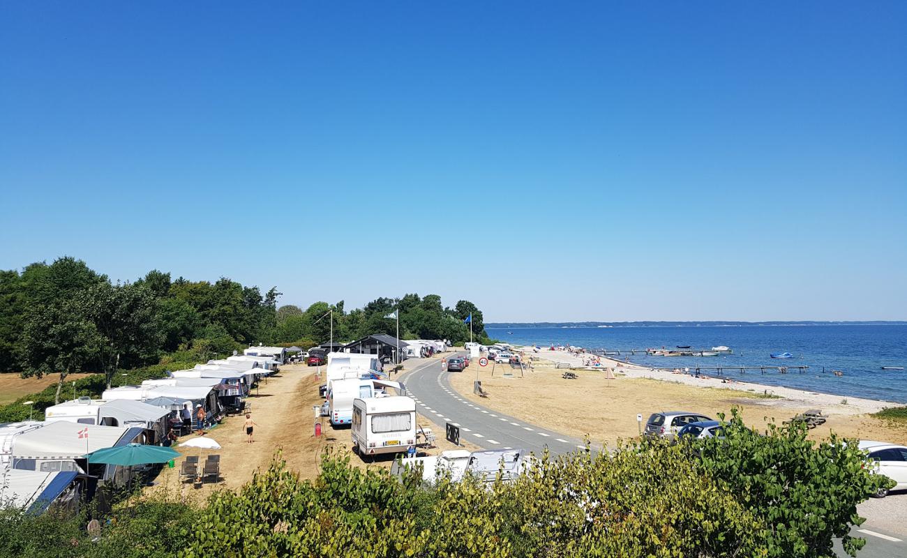 Foto de Loddenhoj Beach con arena fina y guijarros superficie