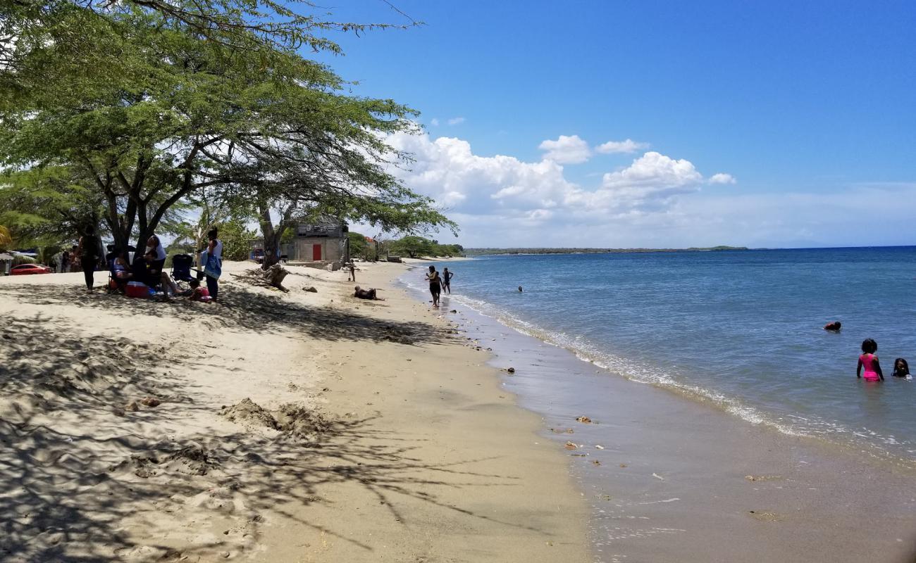 Foto de Playa Los Coquitos con arena brillante superficie