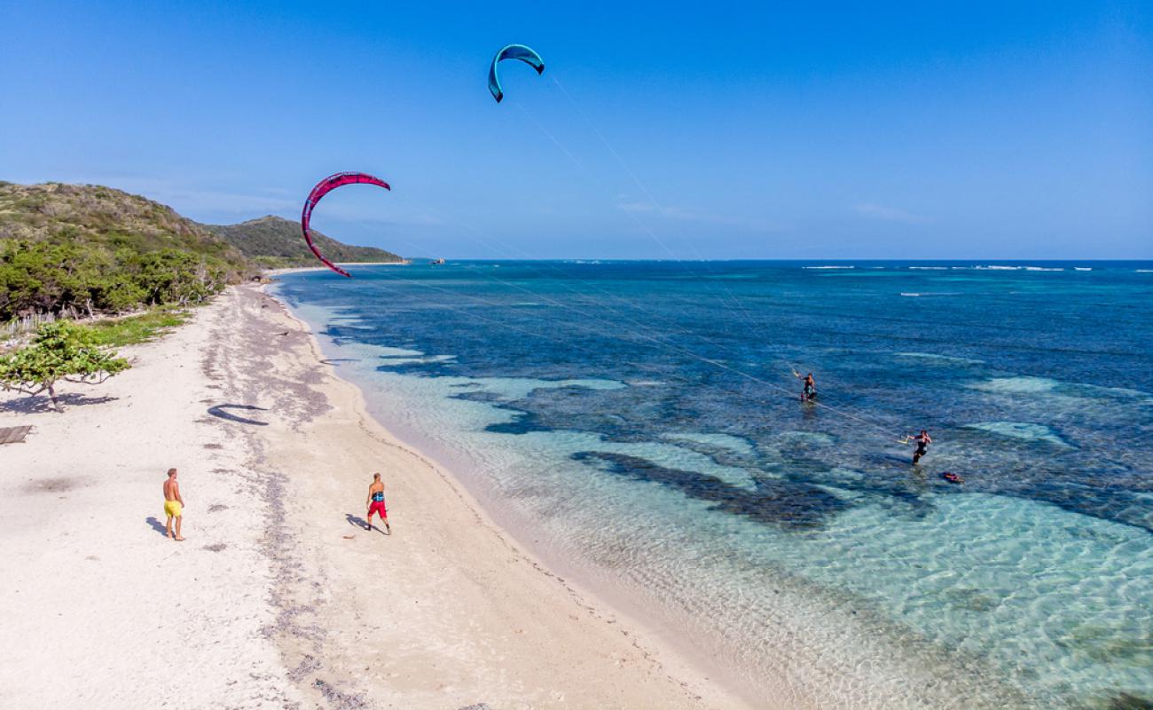 Foto de Playa Buen Hombre con arena brillante superficie