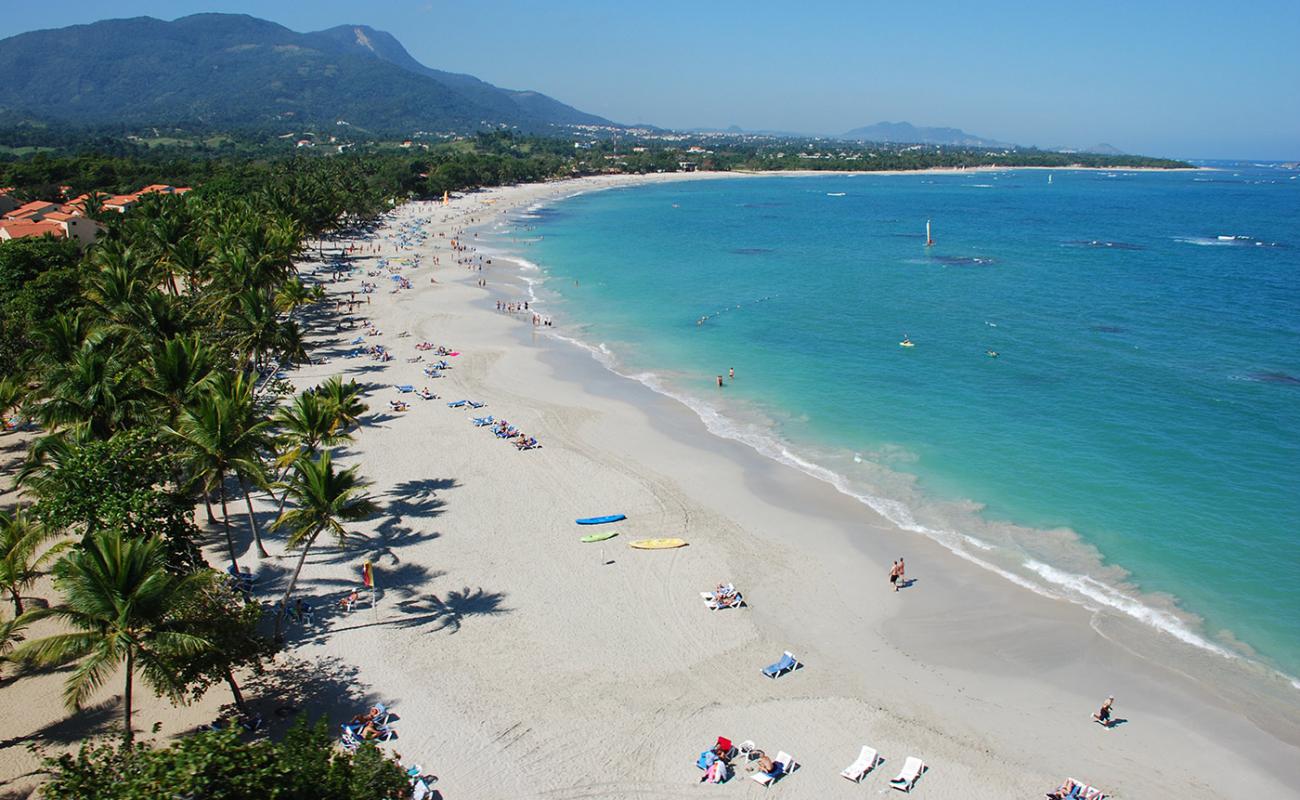 Foto de Costa dorada con brillante arena fina superficie