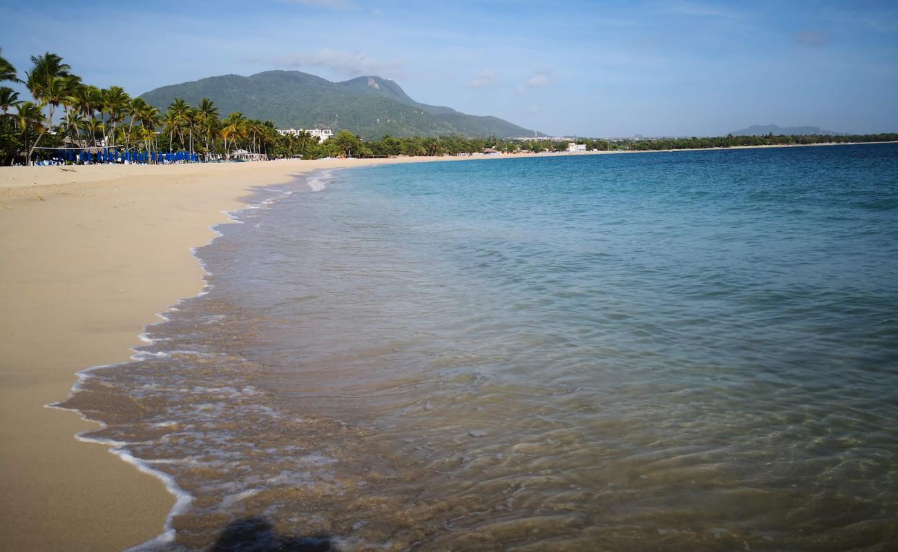 Foto de Playa Dorada con brillante arena fina superficie