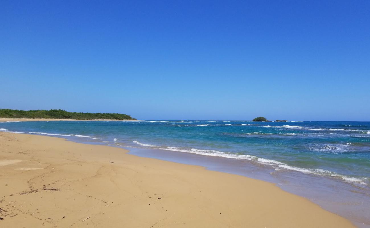 Foto de Playa de Cangrejo con arena brillante superficie