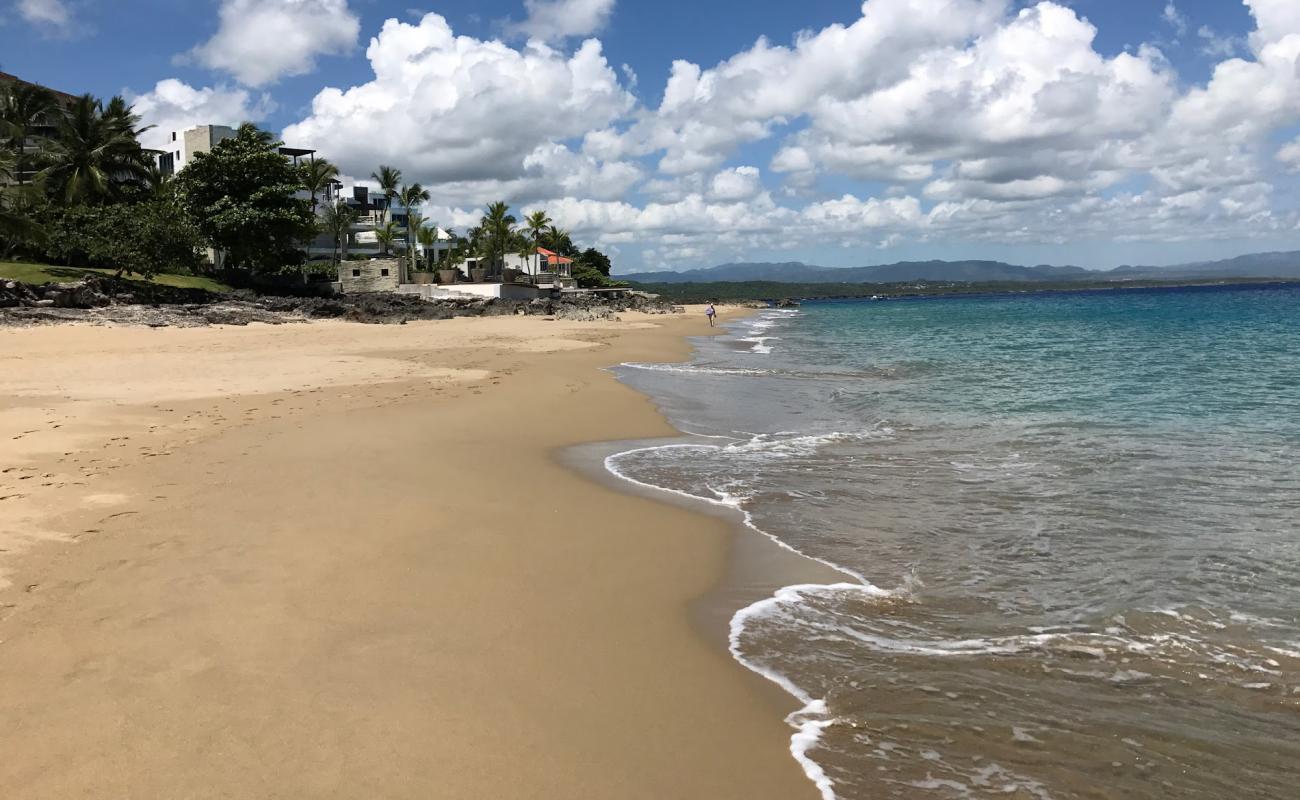 Foto de Playa Imbert con brillante arena fina superficie