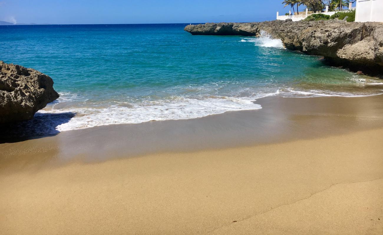 Foto de Playa Chiquita con brillante arena fina superficie