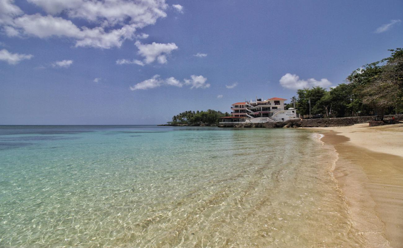 Foto de Playa Los Mino con brillante arena fina superficie