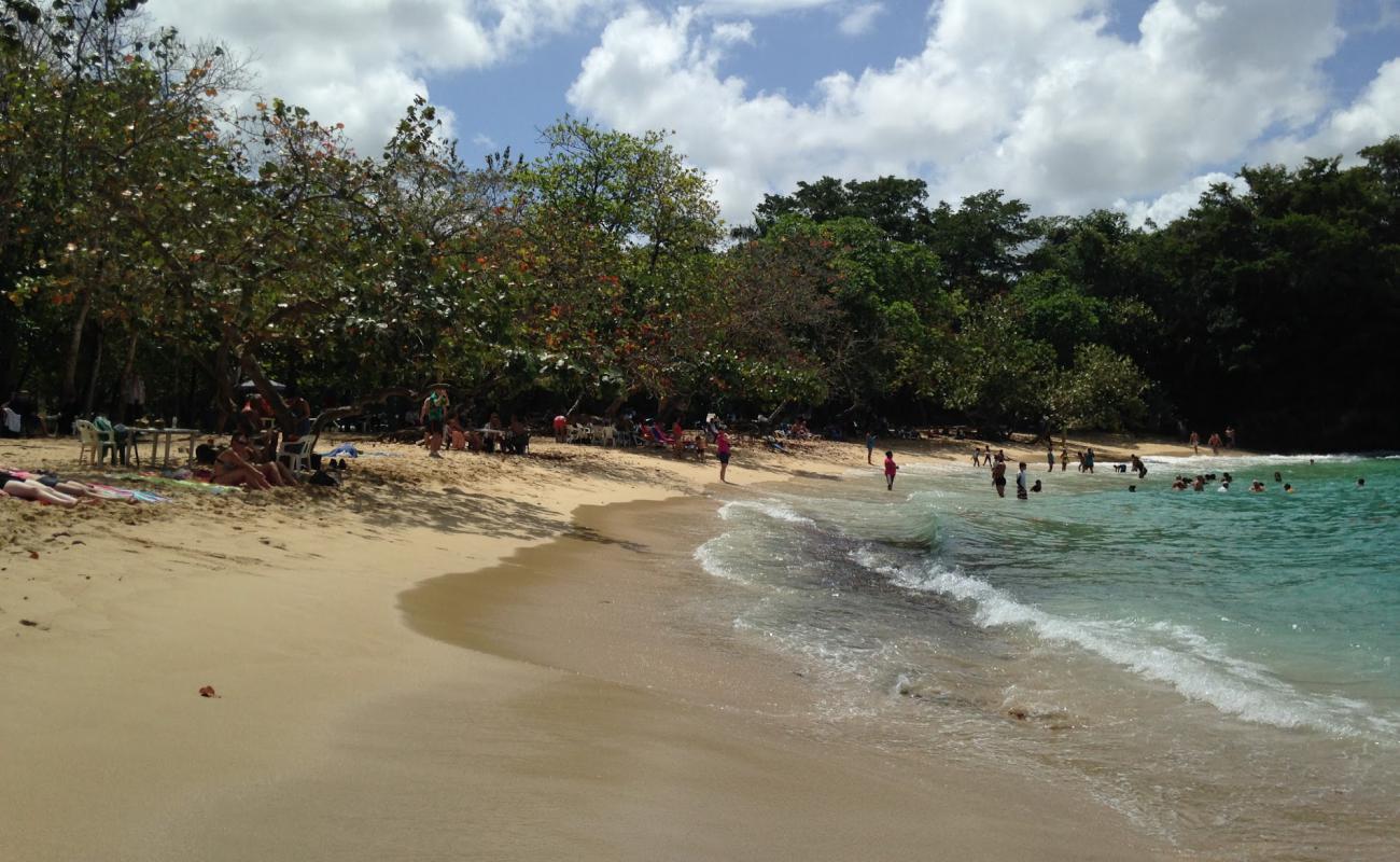 Foto de Playa de los Enamorados con brillante arena fina superficie