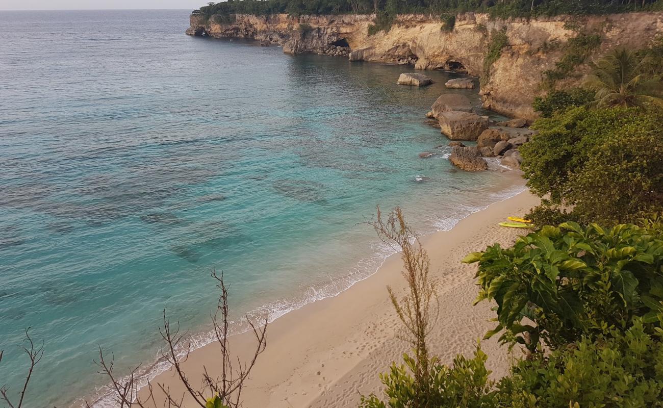 Foto de Playa Chencho con brillante arena fina superficie