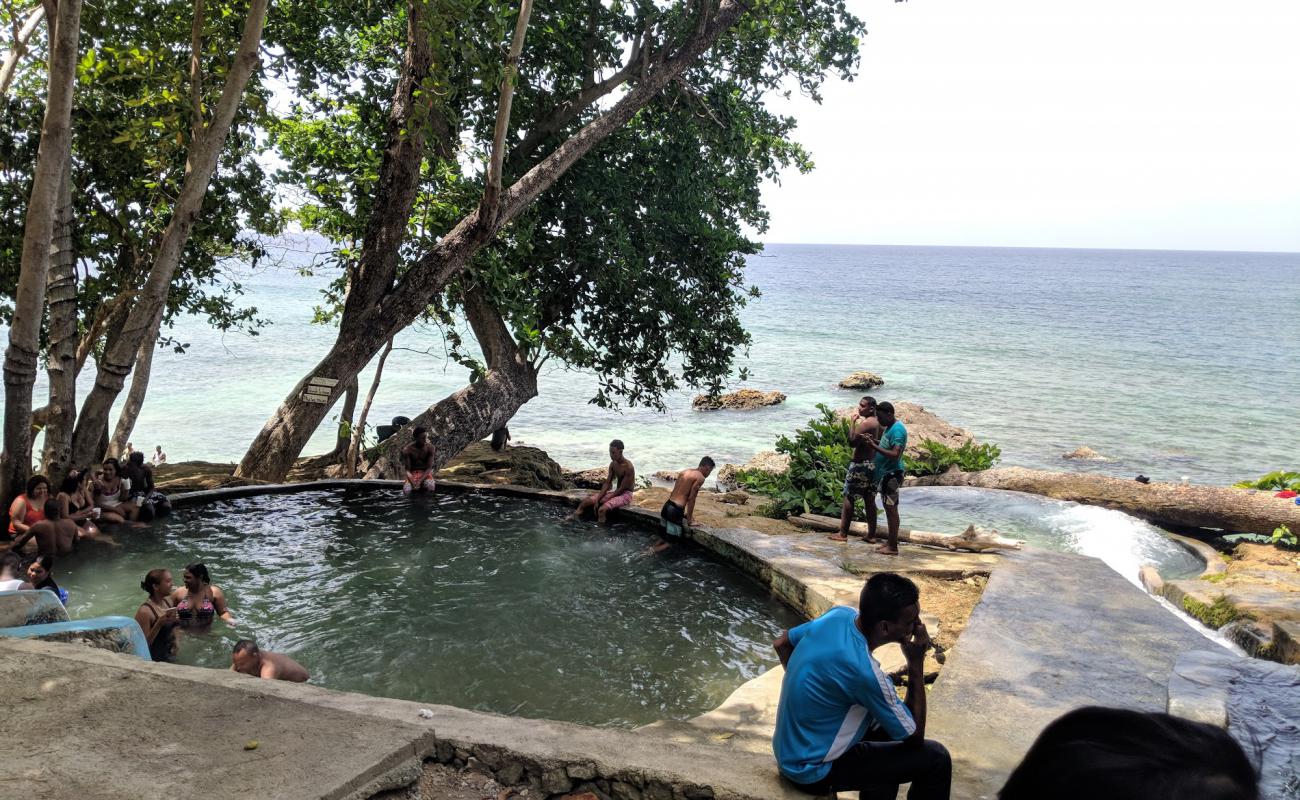 Foto de Piscina de Catalina con piedra superficie