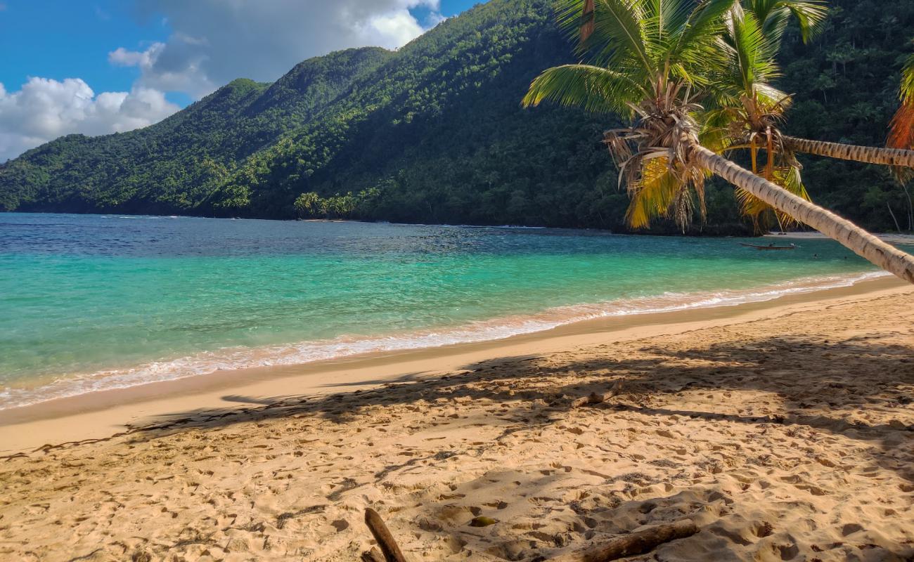 Foto de Playa Ermitano con brillante arena fina superficie