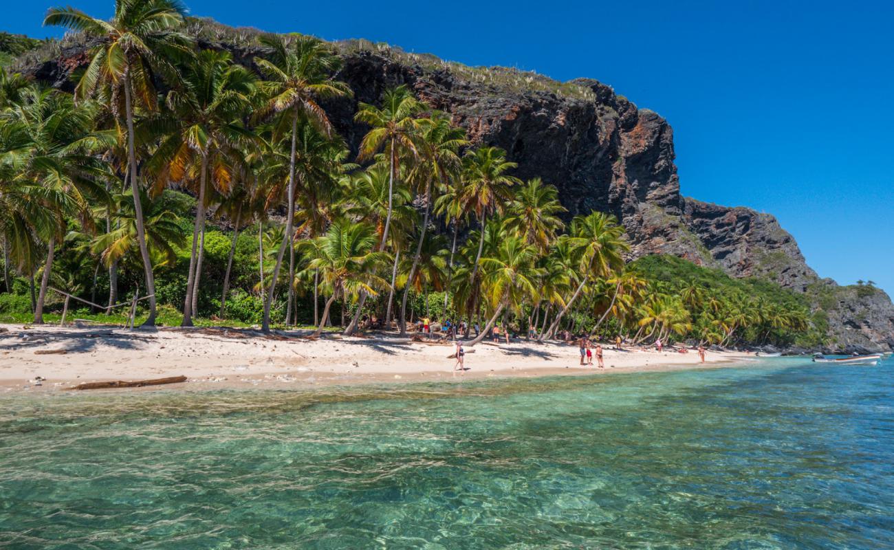 Foto de Playa Frontón con arena brillante superficie