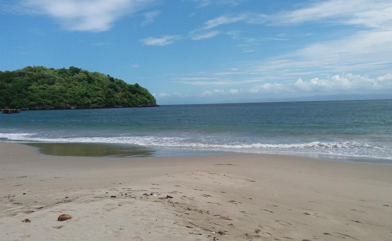 Foto de Playa Samana con arena brillante superficie