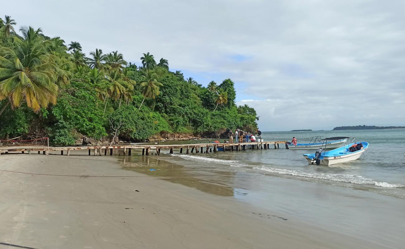 Foto de Playa Cruce Los Cayos con arena gris superficie