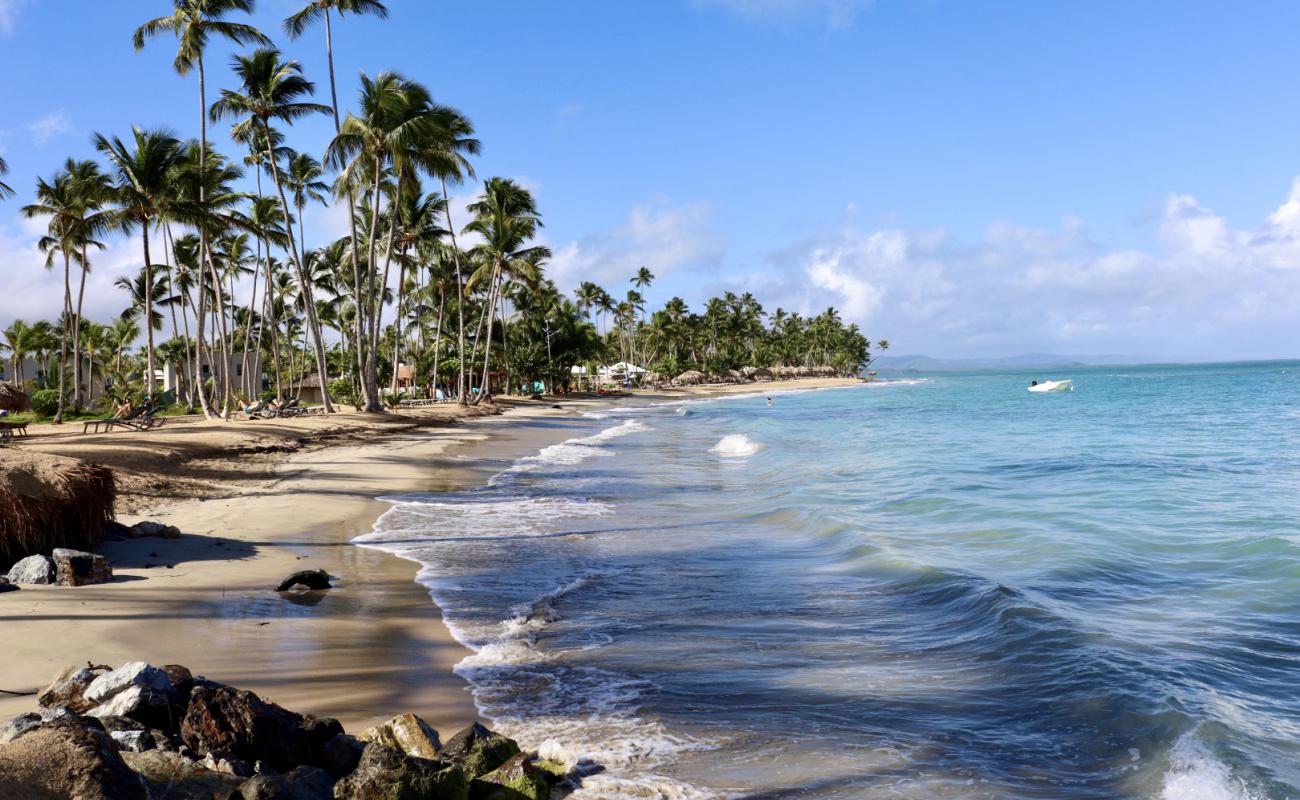 Foto de Playa Esmeralda con brillante arena fina superficie