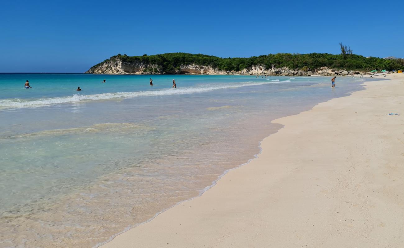 Foto de Playa Macao con brillante arena fina superficie