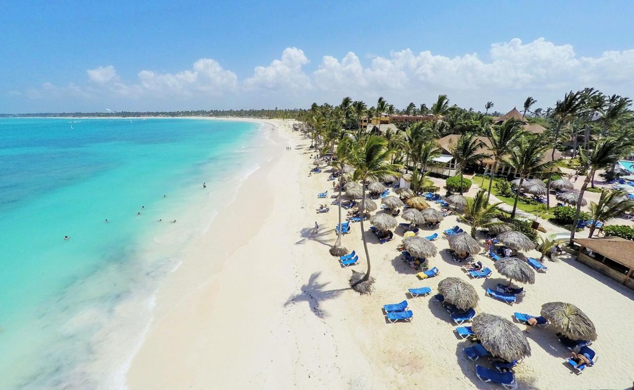 Foto de Playa Arena Blanca con brillante arena fina superficie