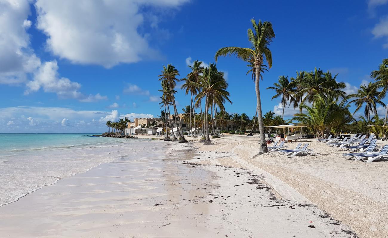 Foto de Playa Juanillo con arena fina blanca superficie