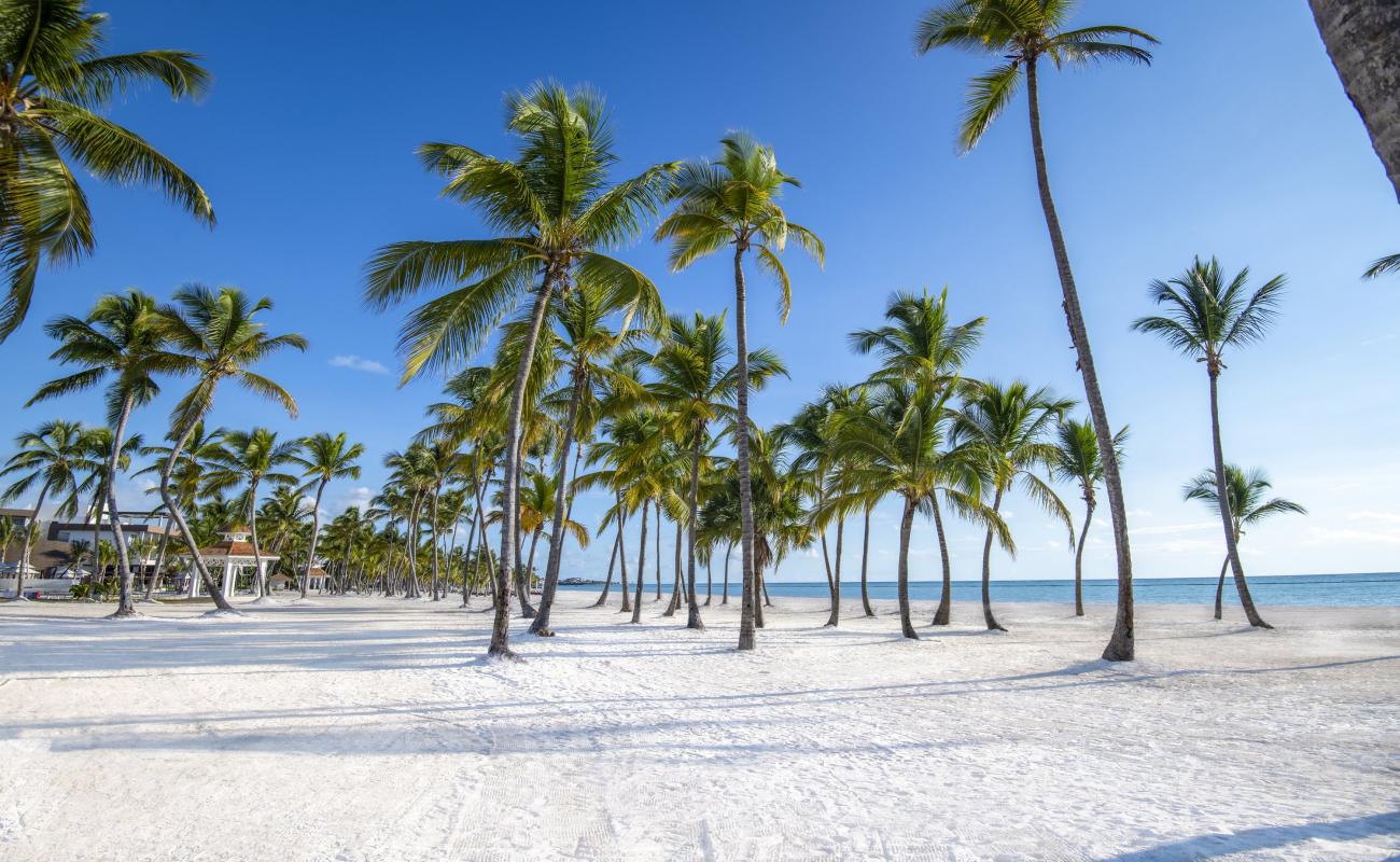 Foto de Playa Juanillo con brillante arena fina superficie